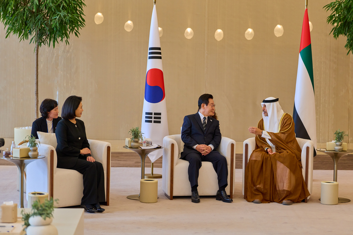 아랍에미리트(UAE)를 국빈 방문한 이재명 대통령이 17일(현지시간) 아부다비 왕실공항에 도착해 칼둔 칼리파 알 무바락 퍼스트 아부다비 뱅크(FAB) 비상임 이사겸 이사회 운영위원회 의장과 환담을 나누고 있다. 연합뉴스