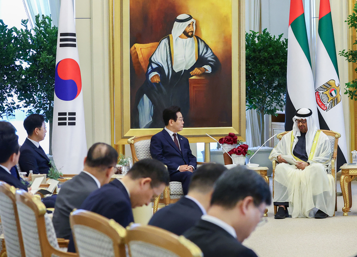 아랍에미리트(UAE)를 국빈 방문 중인 이재명 대통령이 18일(현지시간) 아부다비 대통령궁에서 무함마드 빈 자예드 알 나흐얀 UAE 대통령과 한-UAE 확대회담을 하고 있다. 연합뉴스