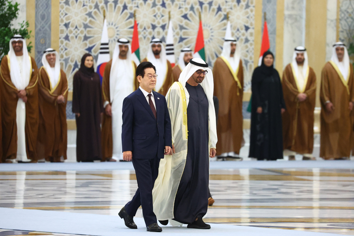 이재명 대통령이 18일(현지시간) 아랍에미리트(UAE) 아부다비 대통령궁에서 열린 국빈방문 공식 환영식에서 무함마드 빈 자이드 알 나흐얀 UAE 대통령과 이동하고 있다. 연합뉴스