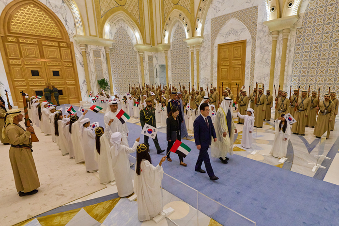 이재명 대통령과 무함마드 빈 자이드 알 나흐얀 아랍에미리트(UAE) 대통령이 18일(현지시간) 아부다비 대통령궁에서 열린 국빈방문 공식 환영식에 입장하고 있다. 연합뉴스