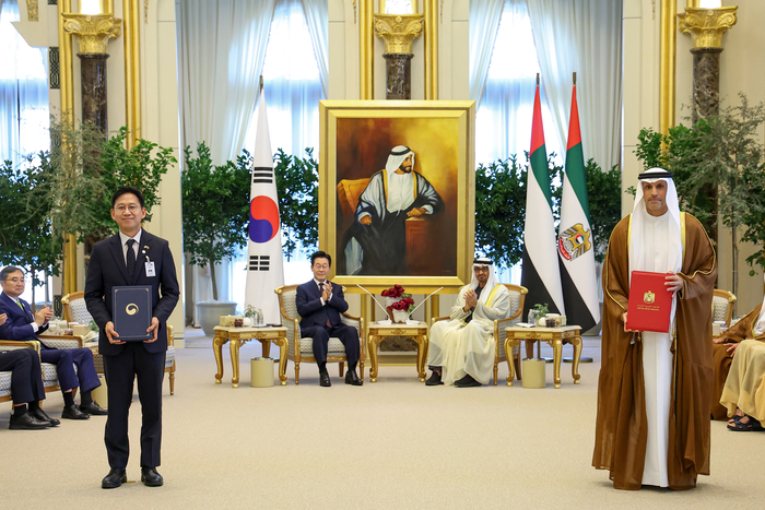 배경훈 부총리 겸 과학기술정보통신부 장관과 아랍에미리트(UAE) 칼둔 아부다비 행정청장이 18일(현지시간) 아부다비 대통령궁에서 이재명 대통령과 무함마드 빈 자이드 알 나흐얀 UAE 대통령이 참석한 가운데 전략적 AI 협력 프레임워크 MOU를 체결한 뒤 기념촬영을 하고 있다.  연합뉴스