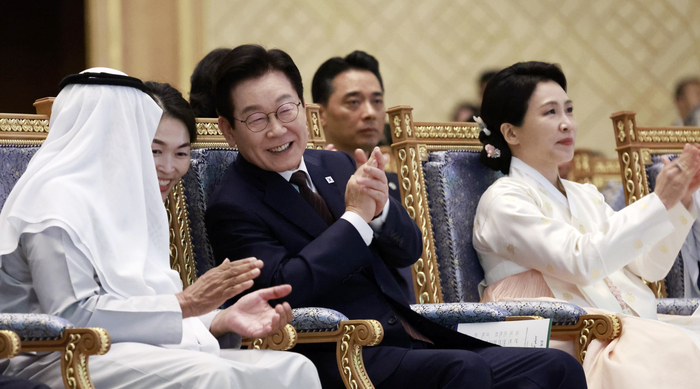 아랍에미리트(UAE)를 국빈 방문 중인 이재명 대통령이 18일(현지시간) 아부다비 대통령궁에서 열린 한-UAE 문화교류 행사에서 나얀 빈 무바라크 알 나흐얀 UAE 관용공존부 장관과 대화하고 있다. 오른쪽은 김혜경 여사. 연합뉴스