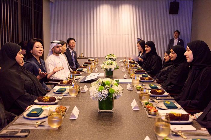 이재명 대통령과 함께 아랍에미리트(UAE)를 국빈 방문 중인 김혜경 여사가 18일(현지시간) 아부다비의 한 한식당에서 UAE 소재 대학생 한류동호회 관계자들과 오찬 간담회를 하고 있다. 연합뉴스