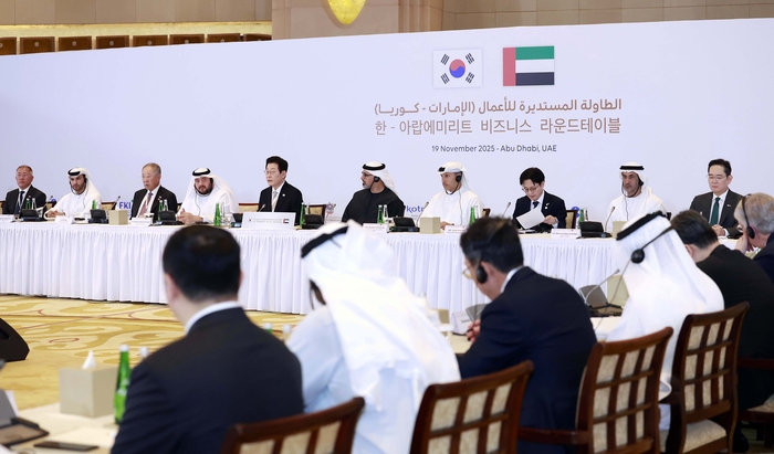 아랍에미리트(UAE)를 국빈 방문 중인 이재명 대통령이 19일(현지시간) 아부다비의 한 호텔에서 열린 한-UAE 비즈니스 라운드테이블에서 발언하고 있다. 연합뉴스