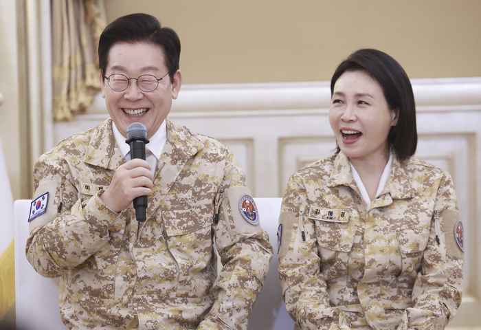 아랍에미리트(UAE)를 국빈 방문 중인 이재명 대통령이 19일 아부다비의 한 호텔에서 열린 아크부대 장병 격려행사에서 발언하고 있다. 오른쪽은 김혜경 여사. 연합뉴스