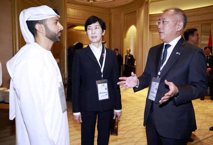 정의선 현대자동차 회장(오른쪽)과 김정수 삼약식품 대표이사 부회장이 19일(현지 시간) 아부다비의 한 호텔에서 열린 이재명 대통령 아랍에미리트(UAE)를 국빈 방문 계기 한-UAE 비즈니스 라운드테이블에서 압둘라 모하메드 헤랄 알 카비 사르야 대표와 대화하고 있다. 연합뉴스