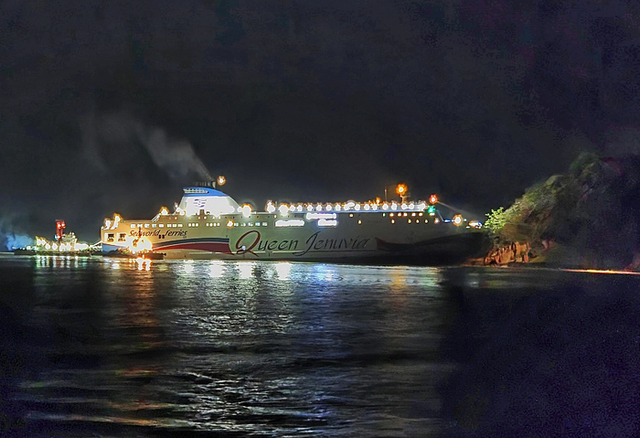 20일 오전 전남 신안군 장상면 인근 족도(무인도) 해상에서 퀸제누비아2호가 이초돼 있다. 퀸제누비아2호는 전날 족도에 좌초됐다가 신고 접수 6시간 만에 선사의 예인선으로 섬을 벗어났다. 승객 246명·승무원 21명 등 267명 전원 무사 구조됐으나 좌초 충격으로 일부가 경미한 통증을 호소해 병원으로 옮겨졌다. / 사진= 연합뉴스