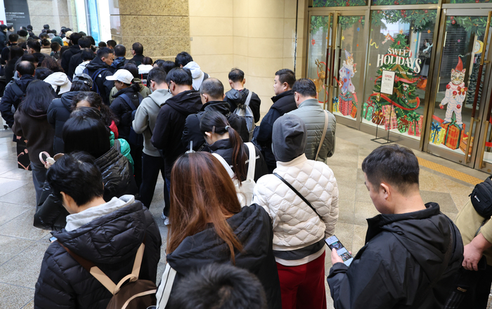 중국과 일본 간 갈등이 격화하는 가운데 중국인 관광객의 방한 기대감이 커지고 있다. 사진은 20일 서울 중구 롯데면세점 명동점에서 중국인들이 입장을 위해 대기해 있는 모습. 연합뉴스