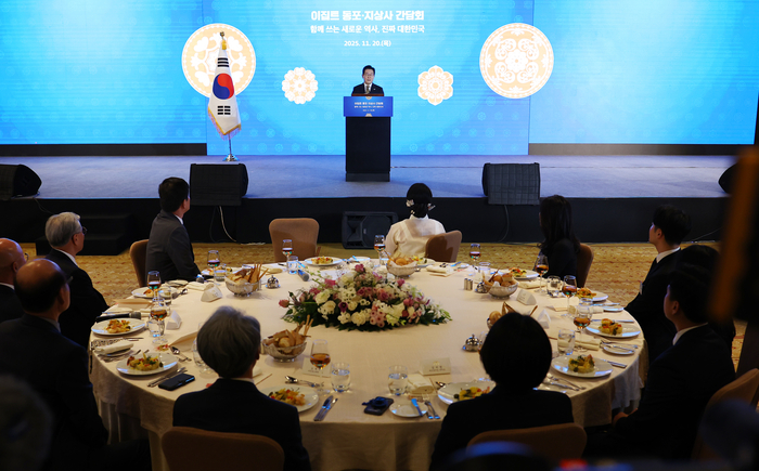 집트를 공식 방문 중인 이재명 대통령이 20일(현지시간) 카이로의 한 호텔에서 열린 동포ㆍ지상사 간담회에서 인사말을 하고 있다.  연합뉴스