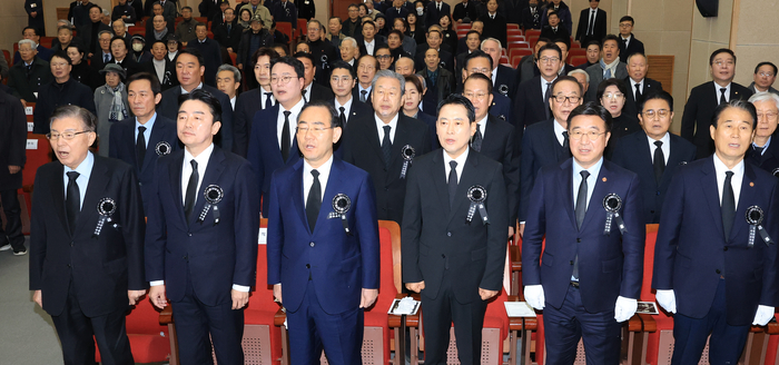 지난 21일 서울 동작구 국립서울현충원에서 열린 고 김영삼 전 대통령 서거 10주기 추모식에서 참석자들이 애국가를 부르고 있다. 왼쪽부터 김덕룡 김영삼민주센터 이사장, 강훈식 대통령비서실장, 주호영 국회부의장, 국민의힘 장동혁 대표, 윤호중 행정안전부 장관, 권오을 국가보훈부 장관. 연합뉴스