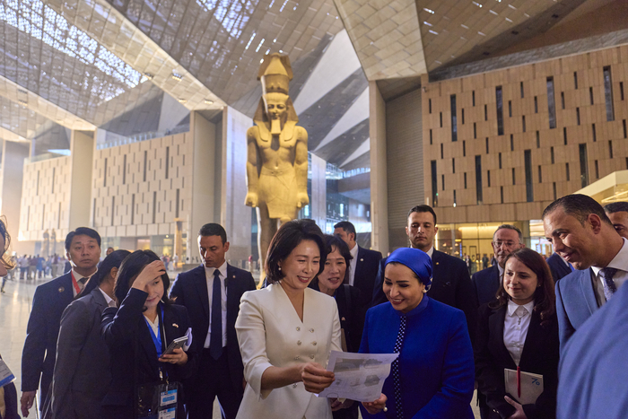 이재명 대통령과 함께 이집트를 공식 방문 중인 김혜경 여사가 20일(현지시간) 인테사르 알시시 이집트 여사와 카이로에 위치한 대박물관을 방문해 관람하고 있다. 연합뉴스