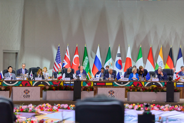 이재명 대통령(왼쪽)을 비롯한 회원국 정상 및 국제기구 관계자들이 22일(현지시간) 남아프리카공화국 나스렉 엑스포센터에서 열린 주요 20개국(G20) 정상회의에 참석해 있다.
    테이블 왼쪽부터 이재명 대통령, 조르지아 멜로니 이탈리아 총리, 나렌드라 모디 인도 총리, 안토니우 코스타 유럽연합(EU) 정상회의 상임의장, 우르줄라 폰데어라이엔 유럽연합(EU) 집행위원장, 마크 카니 캐나다 총리. 연합뉴스