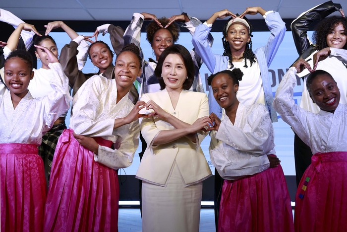 김혜경 여사가 22일(현지시간) 남아프리카공화국 요하네스버그 주남아공한국문화원에서 공연 관람 후 출연진과 기념촬영을 하고 있다. 연합뉴스