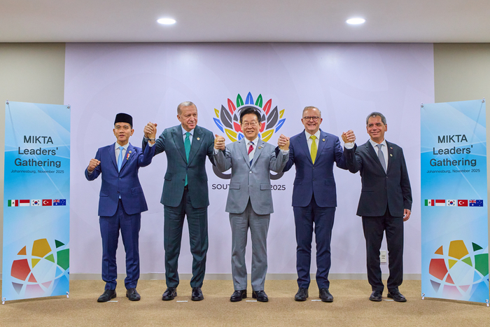 이재명 대통령이 22일(현지시간) 주요 20개국(G20) 정상회의가 열리는 남아프리카공화국 나스렉 엑스포센터에서 열린 한-믹타 정상회동에서 기념촬영을 하고 있다.  믹타(MIKTA)는 한국, 멕시코, 인도네시아, 튀르키예, 호주 등 5개국 협의체이다. 왼쪽부터 기브란 라카부밍 라카 인도네시아 부통령, 레제프 타이이프 에르도안 튀르키예 대통령, 이 대통령, 앤서니 앨버니지 호주 총리, 에드가르 아브람 아마도르 사모라 멕시코 재무부 장관. 연합뉴스