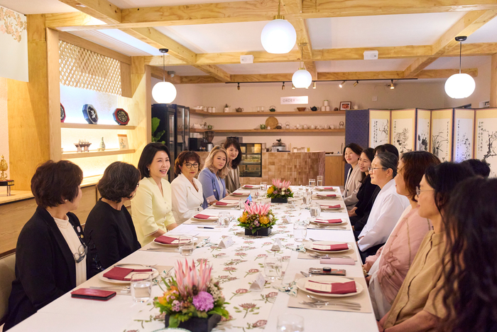 김혜경 여사가 22일(현지시간) 남아프리카공화국 요하네스버그의 한 식당에서 남아공 현지 한인 사회활동 기여 한인 여성들과 오찬간담회를 하고 있다. 연합뉴스