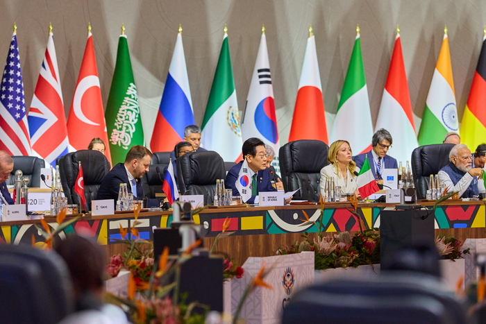 이재명 대통령이 23일(현지시간) 남아프리카공화국 요하네스버그 나스렉 엑스포센터에서 열린 주요 20개국(G20) 정상회의 제3세션에서 발언하고 있다. 왼쪽부터 레제프 타이이프 에르도안 튀르키예 대통령, 막심 오레쉬킨 러시아 대통령실 부비서실장, 이재명 대통령, 조르지아 멜로니 이탈리아 총리, 나렌드라 모디 인도 총리. 연합뉴스
