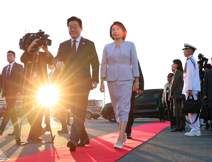 주요 20개국(G20) 정상회의 일정을 마친 이재명 대통령과 김혜경 여사가 23일(현지시간) 다음 국빈 방문지인 튀르키예로 가기 위해 남아프리카공화국 요하네스버그 OR탐보 국제공항에서 공군 1호기로 향하고 있다. 연합뉴스