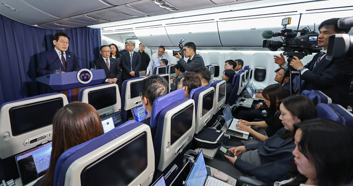 이재명 대통령이 23일(현지시간) G20 정상회의 일정을 마치고 남아프리카공화국에서 다음 방문지인 튀르키예로 향하는 공군 1호기에서 순방 기내 기자간담회를 하고 있다. 연합뉴스