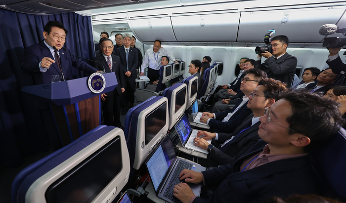 이재명 대통령이 23일(현지시간) G20 정상회의 일정을 마치고 남아프리카공화국에서 다음 방문지인 튀르키예로 향하는 공군 1호기에서 순방 기내 기자간담회를 하고 있다. 연합뉴스