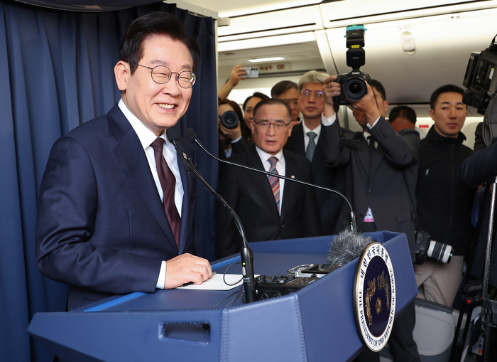 이재명 대통령이 23일(현지시간) G20 정상회의 일정을 마치고 남아프리카공화국에서 다음 방문지인 튀르키예로 향하는 공군 1호기에서 순방 기내 기자간담회를 하고 있다. 연합뉴스