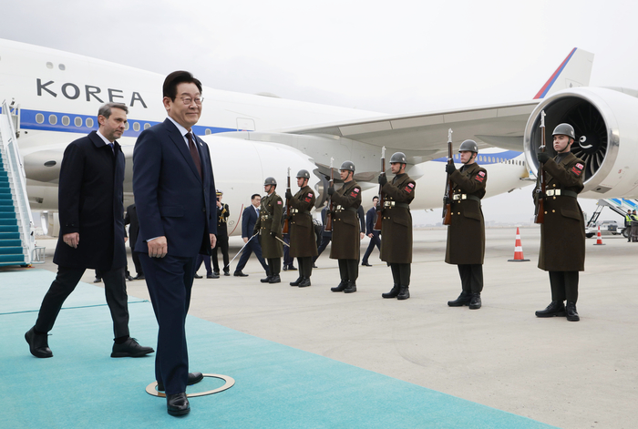 튀르키예를 국빈 방문한 이재명 대통령이 24일(현지시간) 앙카라 에센보아 국제공항에 도착한 뒤 공군 1호기에서 내려 차량으로 이동하고 있다. 연합뉴스