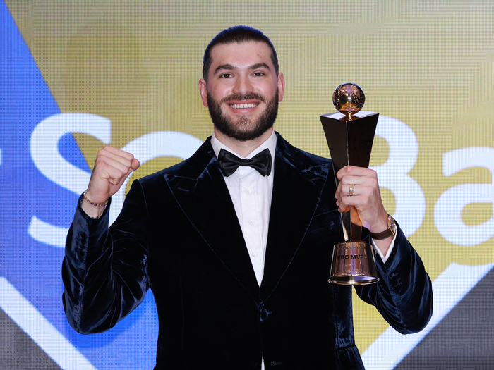 24일 서울 송파구 롯데호텔 월드에서 열린 2025 신한 SOL뱅크 KBO 시상식에서 정규시즌 최우수선수(MVP)로 선정된 한화의 폰세가 트로피와 함께 기념촬영을 하고 있다. 연합뉴스