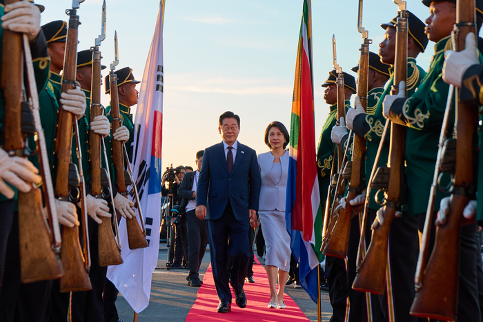 주요 20개국(G20) 정상회의 일정을 마친 이재명 대통령과 김혜경 여사가 23일(현지시간) 다음 국빈 방문지인 튀르키예로 가기 위해 남아프리카공화국 요하네스버그 OR탐보 국제공항에서 공군 1호기로 향하고 있다. 연합뉴스