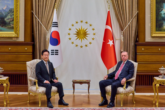이재명 대통령과 레제프 타이이프 에르도안 튀르키예 대통령이 24일(현지시간) 튀르키예 앙카라 대통령궁에서 소인수 회담을 하고 있다. 연합뉴스