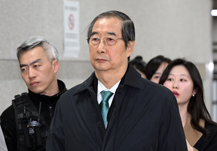 내란 우두머리 방조 혐의를 받는 한덕수 전 국무총리가 26일 서울중앙지법에서 열린 1심 결심 공판을 마친 뒤 청사를 떠나고 있다. 12·3 비상계엄 관련 내란 혐의를 수사하는 조은석 내란특별검사팀은 이날 한덕수 전 국무총리에게 징역 15년을 선고해달라고 재판부에 요청했다. 연합뉴스