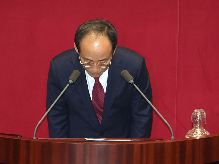 계엄 해제 의결을 방해한 혐의(내란 중요임무 종사)로 구속영장이 청구된 국민의힘 추경호 의원이 27일 국회 본회의에서 자신의 체포동의안에 대한 신상 발언을 하기 전 인사하고 있다. 연합뉴스