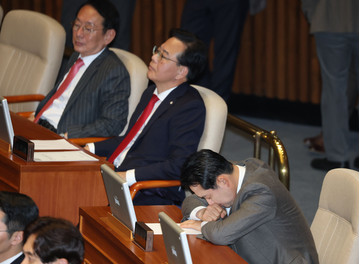 국민의힘 장동혁 대표와 송언석 원내대표가 27일 국회 본회의에서 체포동의안 표결을 앞둔 추경호 의원의 신상 발언을 듣고 있다. 연합뉴스