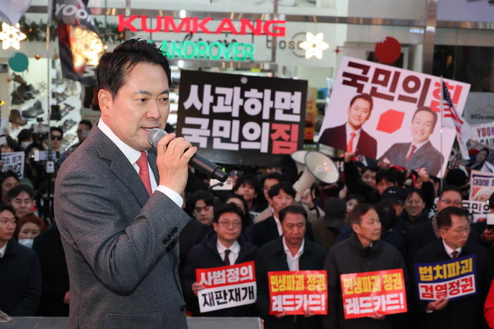 국민의힘 장동혁 대표가 28일 대구 중구 동성로에서 열린 민생회복 법치수호 국민대회에서 발언하고 있다. 연합뉴스