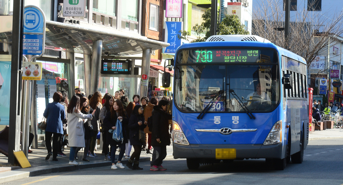 대구시 중구 약령시 버스정류장에서 시민들이 버스에 탑승하고 있다. 영남일보 DB