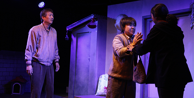 연극 춘분 공연 모습. 김 연출가는 개인적 경험에 가장 맞닿은 작품으로 언급했다. <극단 헛짓 제공>