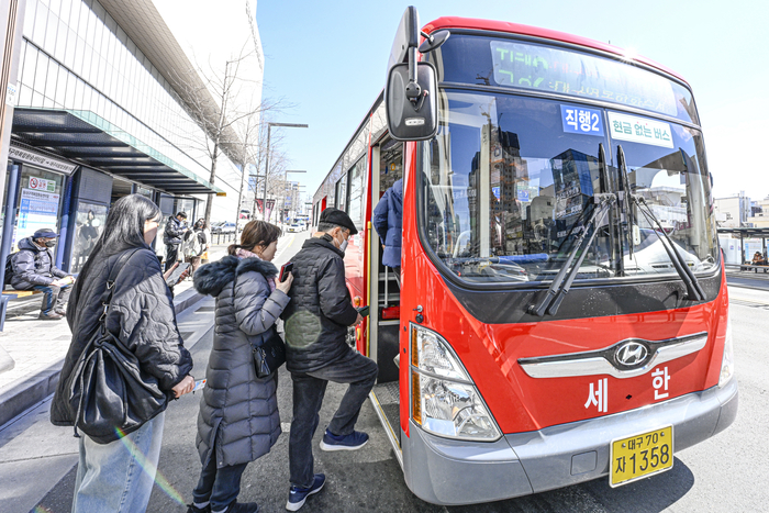 동대구복합환승센터 버스정류장에서 시민들이 국가산업단지와 동대구역을 연결하는 직행 2번 버스에 승차하고 있다.  영남일보 DB