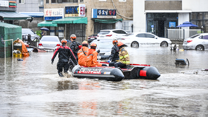 지난 7월 대구 북구 노곡동에서 갑작스러운 폭우로 도로가 침수되자 경북119구조대 대원들이 고무보트를 이용해 수색 및 구조 작업을 벌이고 있다. 영남일보DB