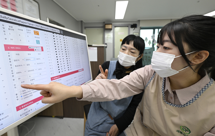 9일 오전 경북 청도군 새봄요양원에서 본사 조윤화 기자가 이동식 태블릿을 이용해 어르신들의 식이 서비스를 체크하고 있다.
이윤호 기자 yoonhohi@yeongnam.com