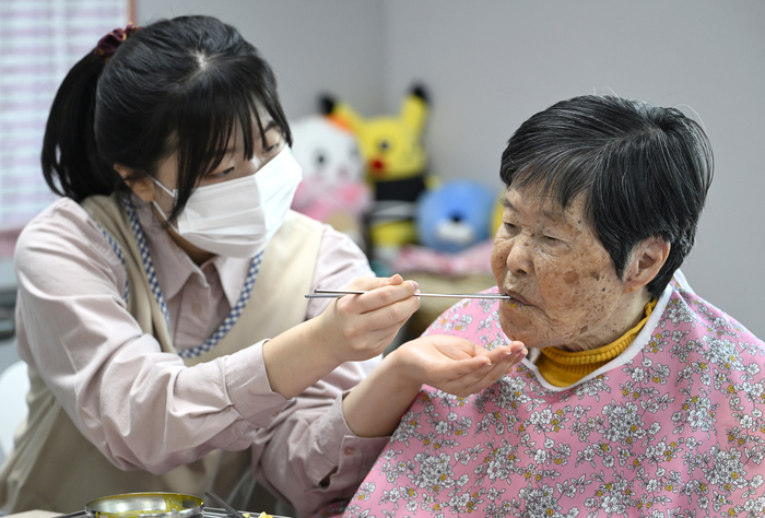 9일 오전 경북 청도군 새봄요양원에서 본사 조윤화 기자가 어르신의 식사를 돕고 있다.
이윤호 기자 yoonhohi@yeongnam.com