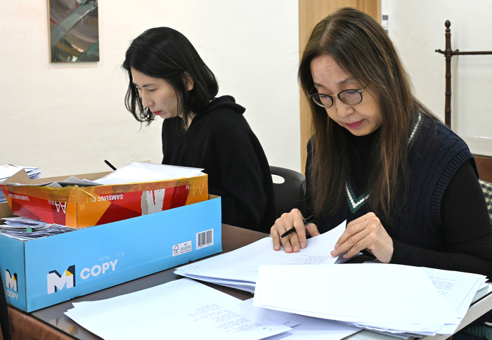 2026 영남일보 신춘문예 시 부문 예심이 지난 10일 영남일보에서 열리고 있다. 심사위원들이 꼼꼼하게 원고를 읽고 있다.
이지용기자 sajahu@yeongnam.com