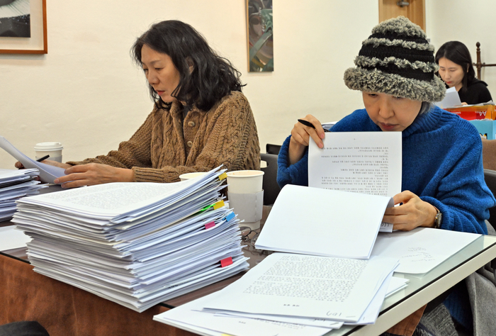 2026 영남일보 신춘문예 소설 부문 예심이 지난 10일 영남일보에서 열리고 있다. 심사위원들이 꼼꼼하게 원고를 읽고 있다.
이지용기자 sajahu@yeongnam.com