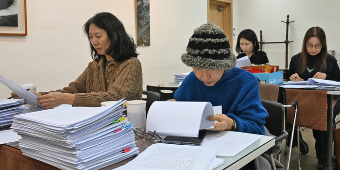 지난 10일 열린 2026 영남일보 신춘문예 예심에서 심사위원들이 꼼꼼하게 원고를 읽고 있다. 
이지용기자 sajahu@yeongnam.com