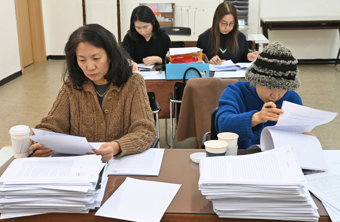 2026 영남일보 신춘문예 예심이 지난 10일 영남일보에서 열리고 있다. 심사위원들이 꼼꼼하게 원고를 읽고 있다.
이지용기자 sajahu@yeongnam.com