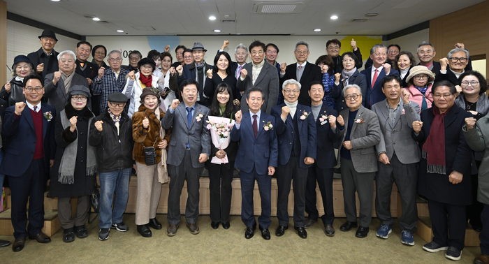 11일 오후 대구 동구 영남일보사 대강당에서 열린 제39회 상화시인상 시상식에서 상화시인상을 수상한 안희여 시인을 비롯한 참석자들이 기념촬영을 하고 있다. 
이윤호기자 yoonhohi@yeongnam.com