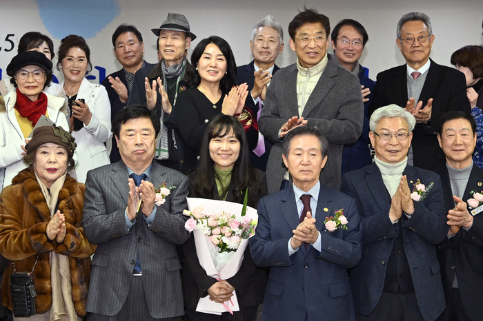 11일 오후 대구 동구 영남일보사 대강당에서 열린 제39회 상화시인상 시상식에서 상화시인상을 수상한 안희여 시인을 비롯한 참석자들이 기념촬영을 하고 있다. 
이윤호기자 yoonhohi@yeongnam.com