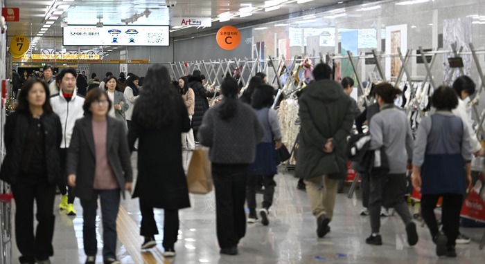 12일 오후 대구 수성구 범어역 지하도 대구아트웨이에서 열린 윈터아트페스타가 시민들로 북적이고 있다.
이윤호 기자 yoonhohi@yeongnam.com