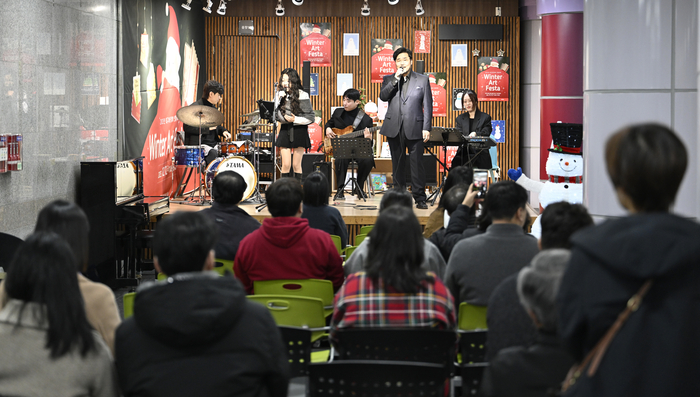 12일 오후 대구 수성구 범어역 지하도 대구아트웨이에서 열린 윈터아트페스타에서 재즈밴드 펄스(PULSE)가 특별 공연을 하고 있다.
이윤호 기자 yoonhohi@yeongnam.com