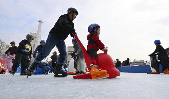 20일 오후 대구 남구 신천 스케이트장에서 시민들이 스케이트를 타며 즐거운 시간을 보내고 있다. 신천 스케이트장은 내년 2월 1일까지 운영하며 평일에는 오전 10시부터 오후 6시, 주말은 오전 10시부터 오후 7시까지 운영한다. 입장료 없이 스케이트화와 헬멧 등 장비를 대여하는데 회차권 1천 원, 종일권 3천 원이다.
이윤호기자 yoonhohi@yeongnam.com