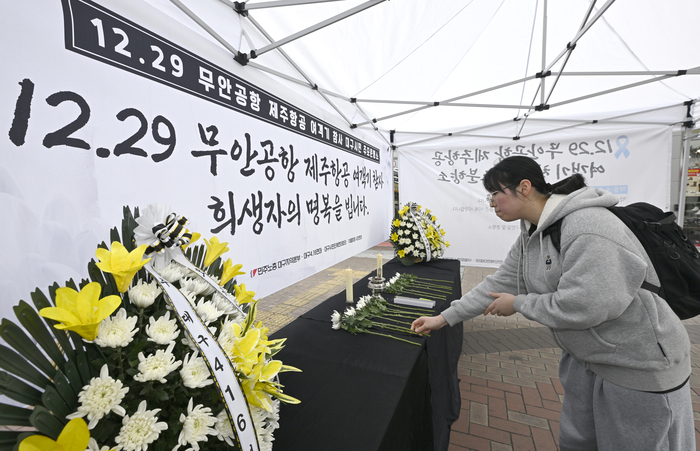 29일 대구 중구 동성로에 마련된 12.29 무안공항 제주항공 여객기 참사 대구시민 추모분향소에서 한 시민이 헌화하고 있다.
이윤호기자 yoonhohi@yeongnam.com