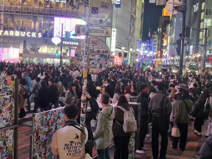도쿄 시부야역 앞 교차로. 세계에서 가장 붐비는 교차로로 알려진 곳으로, 신호가 바뀌는 순간 수많은 보행자와 이를 보기 위한 관광객들까지 한데 섞이며 압도적인 도시 풍경을 만들어낸다.<임 원장 제공>