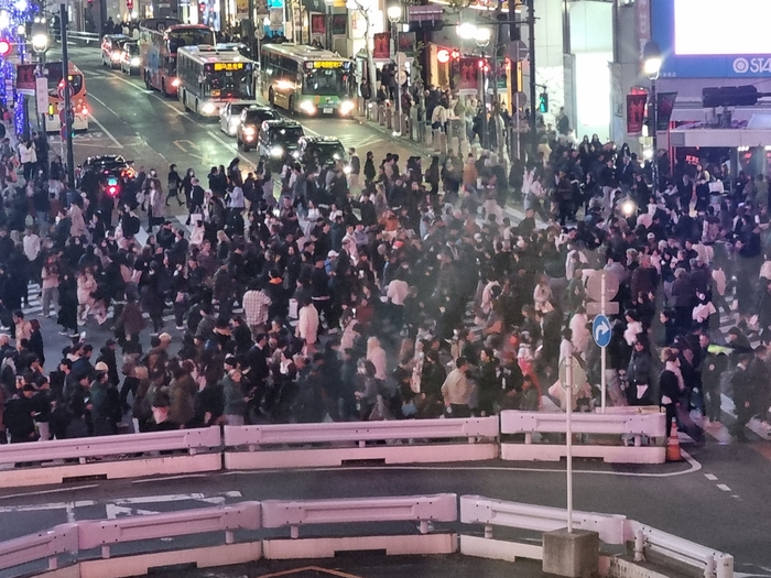 도쿄 시부야역 앞 교차로. 세계에서 가장 붐비는 교차로로 알려진 곳으로, 신호가 바뀌는 순간 수많은 보행자와 이를 보기 위한 관광객들까지 한데 섞이며 압도적인 도시 풍경을 만들어낸다.<임 원장 제공>